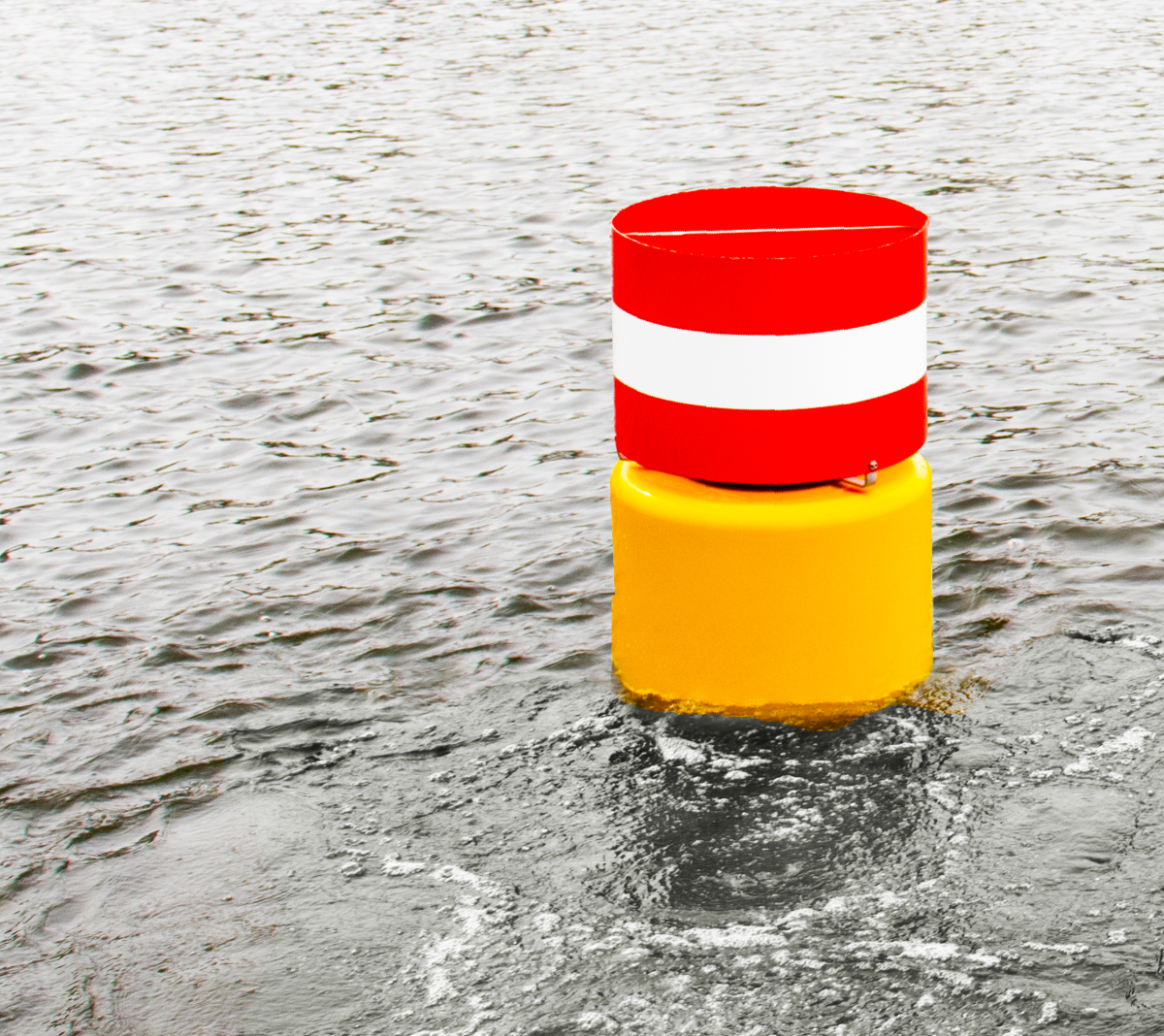 Markierungstonne / Markierungsboje Julius MB120 mit Sperrzeichen in der Anwendung